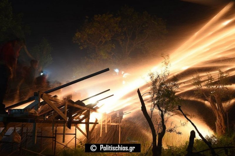 Εγινε η νύχτα μέρα στη Χίο -Εντυπωσιακός ο ρουκετοπόλεμος [εικόνες & βίντεο] | iefimerida.gr 1