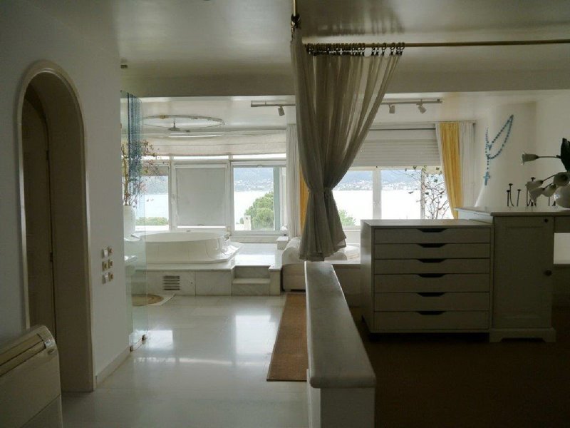 Πωλείται το εντυπωσιακό, κατάλευκο, σπίτι της Ζωής Λάσκαρη στο Πόρτο Ράφτη -Εκπληκτική θέα, κήποι όνειρο, πισίνα [εικόνες]  | iefimerida.gr 15