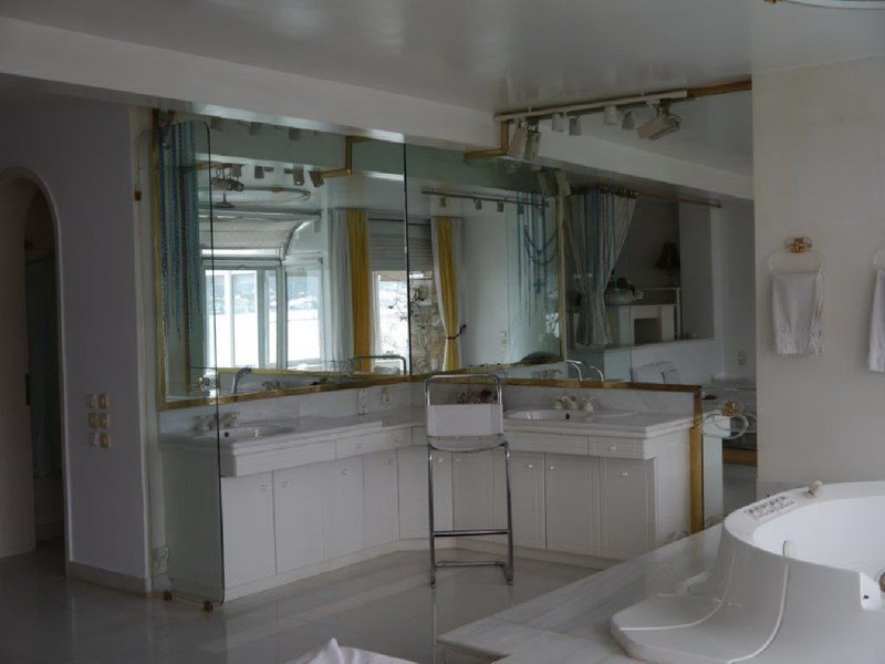 Πωλείται το εντυπωσιακό, κατάλευκο, σπίτι της Ζωής Λάσκαρη στο Πόρτο Ράφτη -Εκπληκτική θέα, κήποι όνειρο, πισίνα [εικόνες]  | iefimerida.gr 17