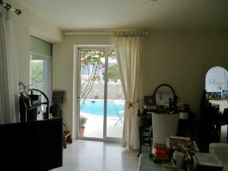 Πωλείται το εντυπωσιακό, κατάλευκο, σπίτι της Ζωής Λάσκαρη στο Πόρτο Ράφτη -Εκπληκτική θέα, κήποι όνειρο, πισίνα [εικόνες]  | iefimerida.gr 21