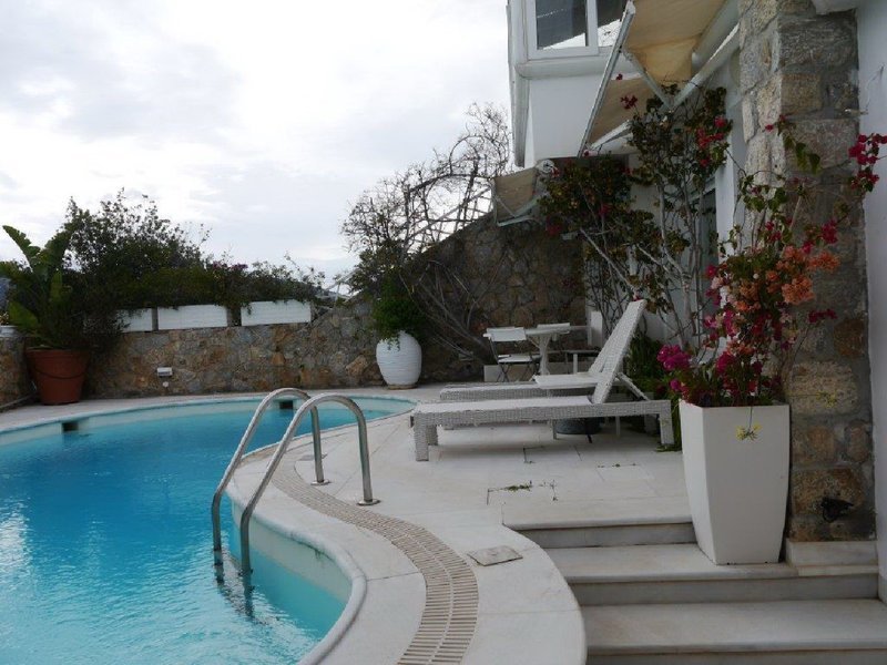 Πωλείται το εντυπωσιακό, κατάλευκο, σπίτι της Ζωής Λάσκαρη στο Πόρτο Ράφτη -Εκπληκτική θέα, κήποι όνειρο, πισίνα [εικόνες]  | iefimerida.gr 22