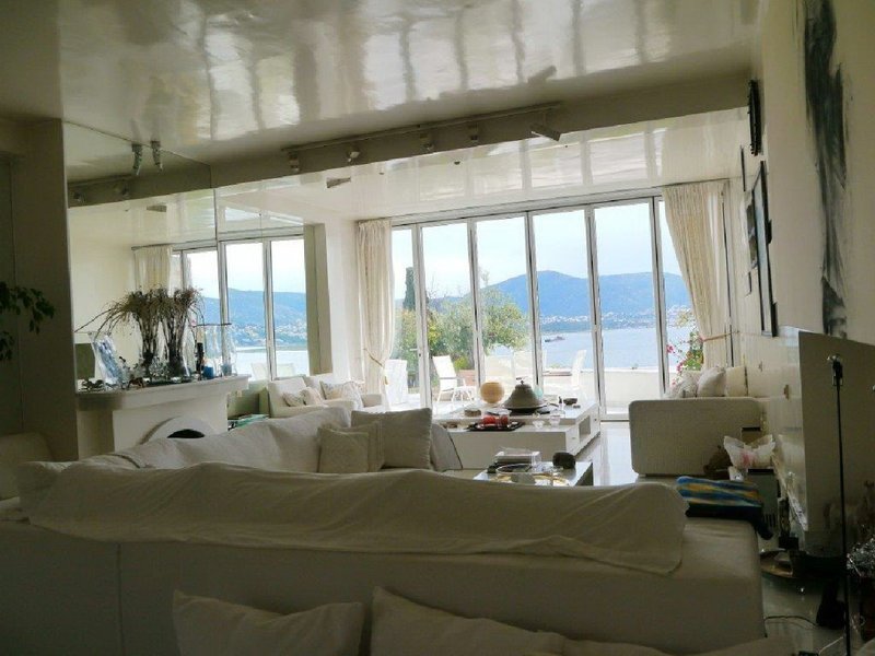 Πωλείται το εντυπωσιακό, κατάλευκο, σπίτι της Ζωής Λάσκαρη στο Πόρτο Ράφτη -Εκπληκτική θέα, κήποι όνειρο, πισίνα [εικόνες]  | iefimerida.gr 2