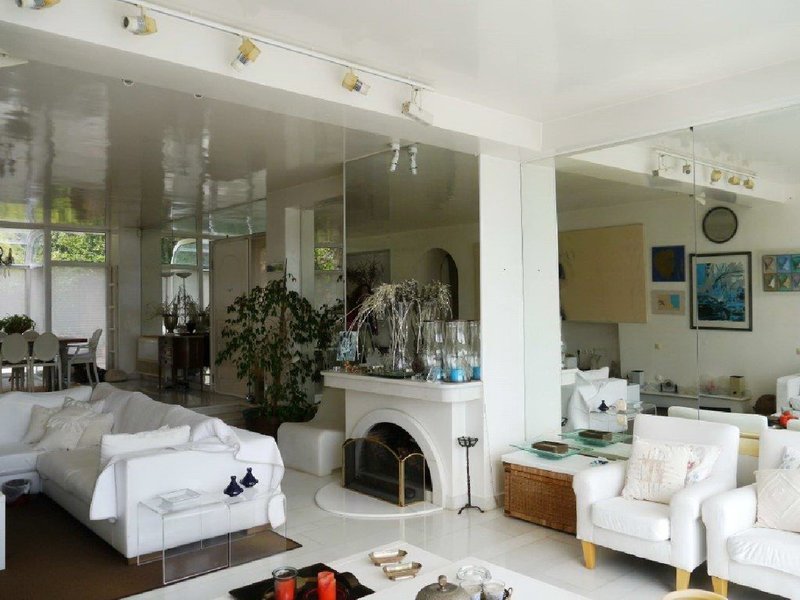 Πωλείται το εντυπωσιακό, κατάλευκο, σπίτι της Ζωής Λάσκαρη στο Πόρτο Ράφτη -Εκπληκτική θέα, κήποι όνειρο, πισίνα [εικόνες]  | iefimerida.gr 4