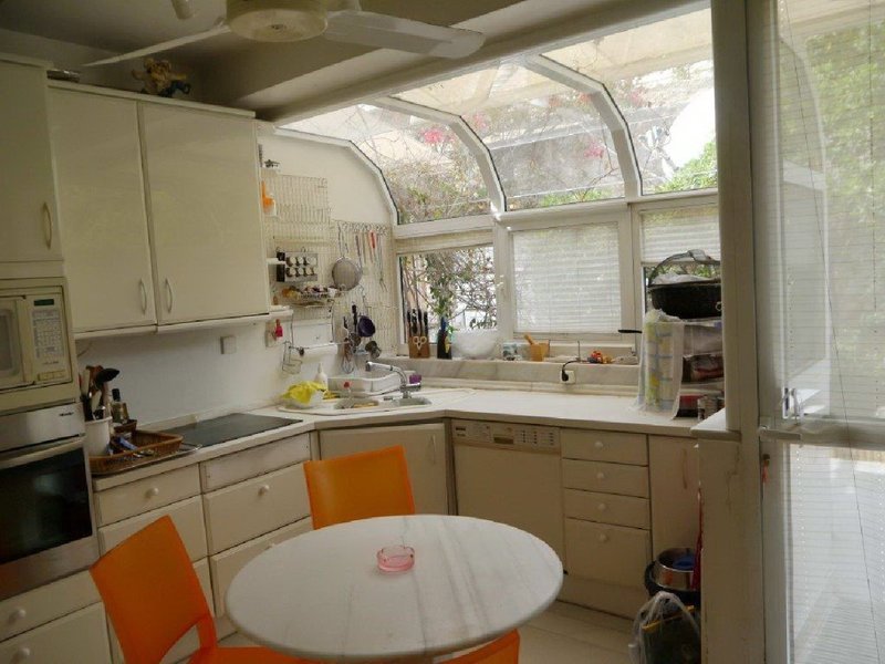 Πωλείται το εντυπωσιακό, κατάλευκο, σπίτι της Ζωής Λάσκαρη στο Πόρτο Ράφτη -Εκπληκτική θέα, κήποι όνειρο, πισίνα [εικόνες]  | iefimerida.gr 7