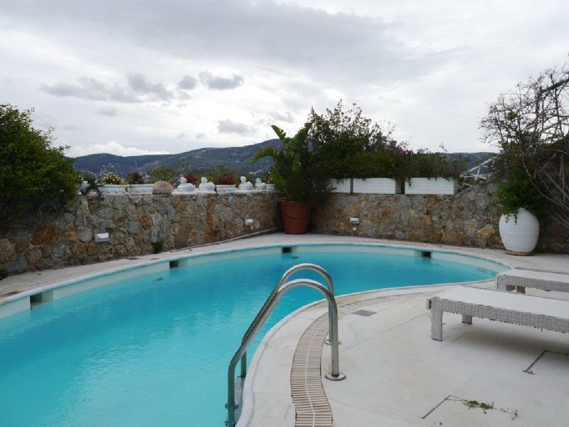 Πωλείται το εντυπωσιακό, κατάλευκο, σπίτι της Ζωής Λάσκαρη στο Πόρτο Ράφτη -Εκπληκτική θέα, κήποι όνειρο, πισίνα [εικόνες]  | iefimerida.gr 9