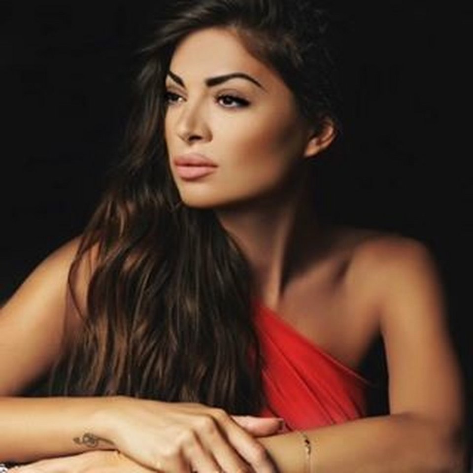 Αγνώριστη- Παίκτρια του Power of Love με μπούργκα στην έρημο [εικόνες] | iefimerida.gr 0