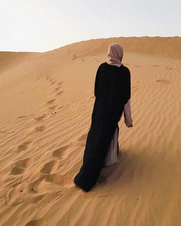 Αγνώριστη- Παίκτρια του Power of Love με μπούργκα στην έρημο [εικόνες] | iefimerida.gr 3