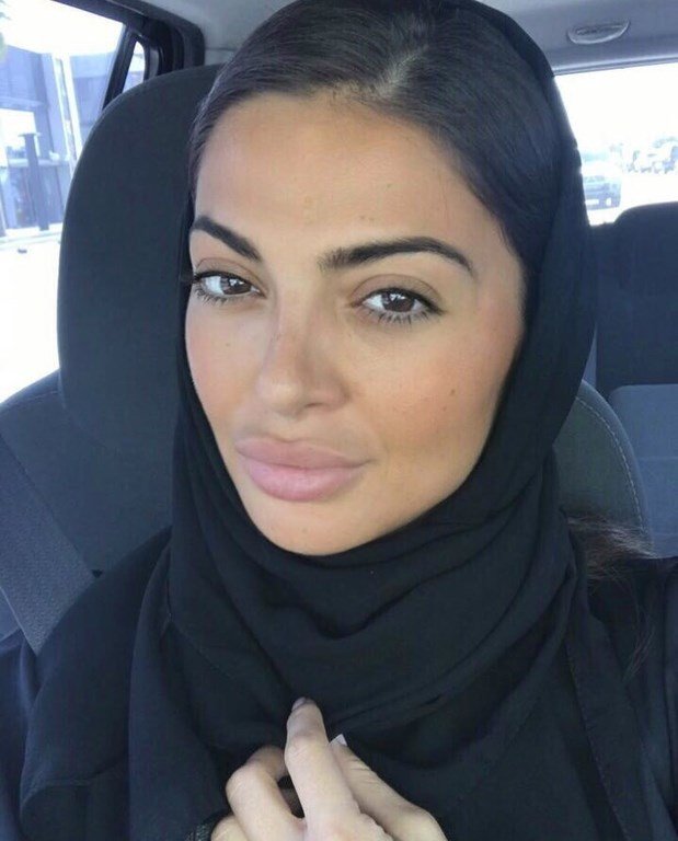 Αγνώριστη- Παίκτρια του Power of Love με μπούργκα στην έρημο [εικόνες] | iefimerida.gr 1