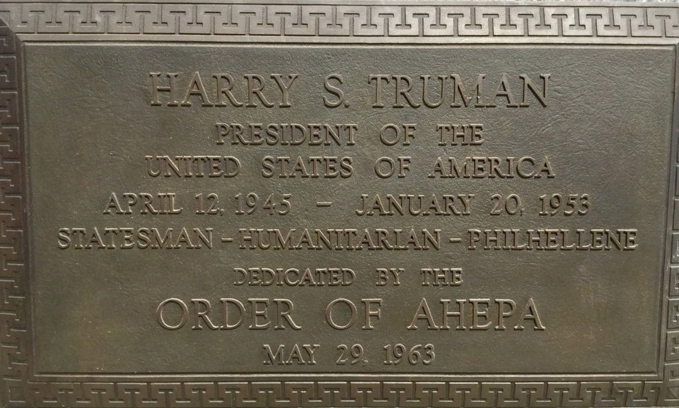 Ο πρέσβης των ΗΠΑ ποζάρει στο άγαλμα του Τρούμαν μετά την απόπειρα γκρεμίσματός του [εικόνες] | iefimerida.gr 2