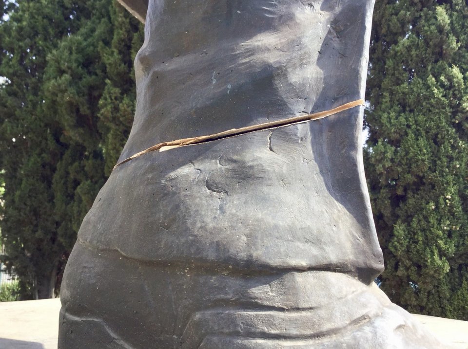 Ο πρέσβης των ΗΠΑ ποζάρει στο άγαλμα του Τρούμαν μετά την απόπειρα γκρεμίσματός του [εικόνες] | iefimerida.gr 1