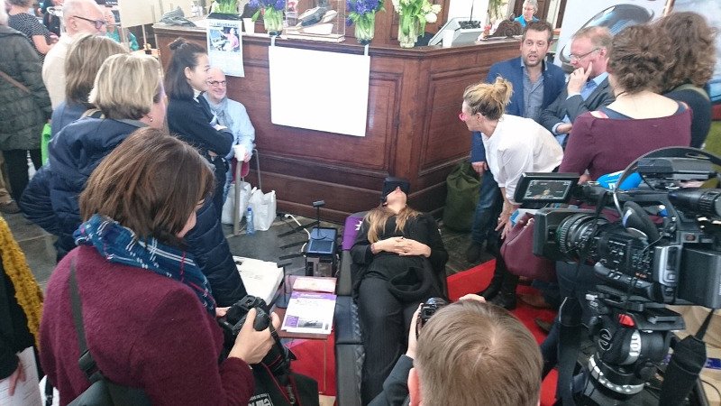 Αποκάλυψε το νέο «μηχάνημα αυτοκτονίας» -Μπαίνεις μέσα και πεθαίνεις μόνος σου [εικόνες]  | iefimerida.gr 3