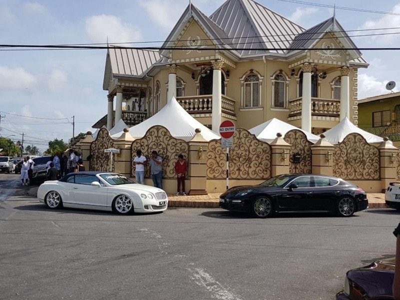 Χλιδάτη κηδεία: Εκατομμυριούχος θάφτηκε σε χρυσό φέρετρο με κοσμήματα αξίας 100.000 δολαρίων [εικόνες & βίντεο]  | iefimerida.gr 2