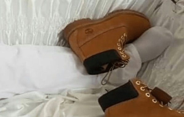 Χλιδάτη κηδεία: Εκατομμυριούχος θάφτηκε σε χρυσό φέρετρο με κοσμήματα αξίας 100.000 δολαρίων [εικόνες & βίντεο]  | iefimerida.gr 1