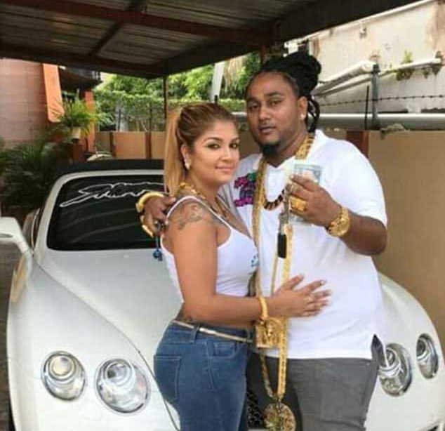 Χλιδάτη κηδεία: Εκατομμυριούχος θάφτηκε σε χρυσό φέρετρο με κοσμήματα αξίας 100.000 δολαρίων [εικόνες & βίντεο]  | iefimerida.gr 3