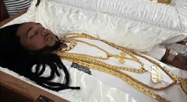 Χλιδάτη κηδεία: Εκατομμυριούχος θάφτηκε σε χρυσό φέρετρο με κοσμήματα αξίας 100.000 δολαρίων [εικόνες & βίντεο]  | iefimerida.gr 0