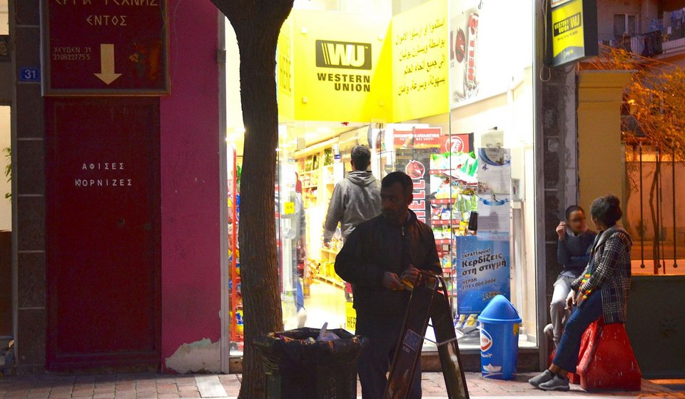 Slate: Στην οδό Αχαρνών πουλάνε κλεμμένες ταυτότητες σε χιλιάδες μετανάστες | iefimerida.gr 0
