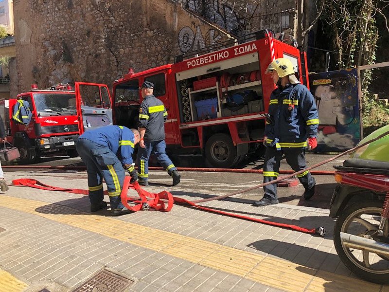 Φωτιά σε εγκαταλελειμμένο κτίριο στα Εξάρχεια -Αμεση επέμβαση της Πυροσβεστικής [εικόνες] | iefimerida.gr 0