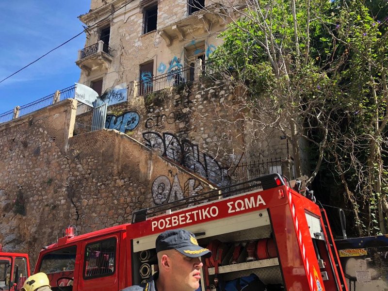 Φωτιά σε εγκαταλελειμμένο κτίριο στα Εξάρχεια -Αμεση επέμβαση της Πυροσβεστικής [εικόνες] | iefimerida.gr 1