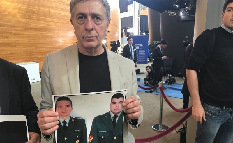 Ευρωβουλευτές του ΣΥΡΙΖΑ κάνουν διαδήλωση με πλακάτ στο Ευρωκοινοβούλιο, για τους 2 στρατιωτικούς [εικόνα] | iefimerida.gr 1