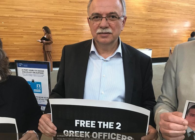 Ευρωβουλευτές του ΣΥΡΙΖΑ κάνουν διαδήλωση με πλακάτ στο Ευρωκοινοβούλιο, για τους 2 στρατιωτικούς [εικόνα] | iefimerida.gr 2