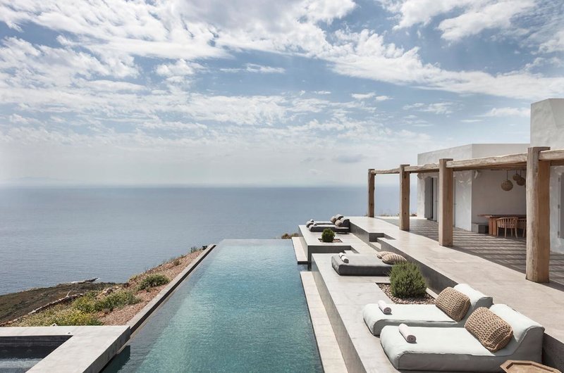 Ενα σπίτι-όνειρο στη Σύρο -Μίνιμαλ και μποέμ με θέα το γαλάζιο του Αιγαίου [εικόνες] | iefimerida.gr 3