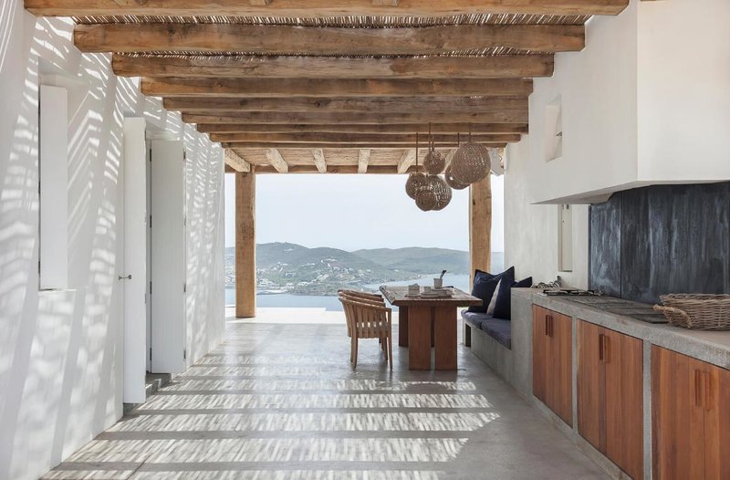 Ενα σπίτι-όνειρο στη Σύρο -Μίνιμαλ και μποέμ με θέα το γαλάζιο του Αιγαίου [εικόνες] | iefimerida.gr 5