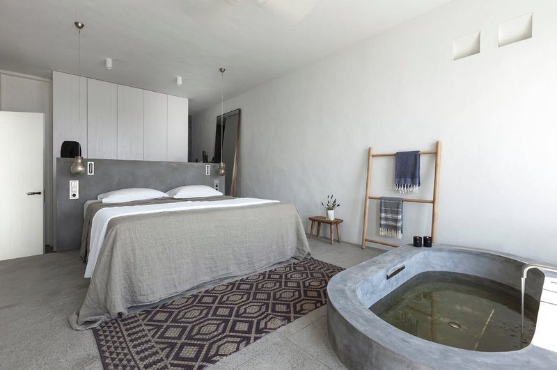 Ενα σπίτι-όνειρο στη Σύρο -Μίνιμαλ και μποέμ με θέα το γαλάζιο του Αιγαίου [εικόνες] | iefimerida.gr 7