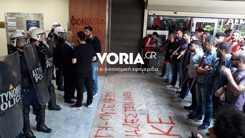 Ενταση και χημικά έξω από το αμερικανικό προξενείο στη Θεσσαλονίκη- Για την επέμβαση στη Συρία | iefimerida.gr 0