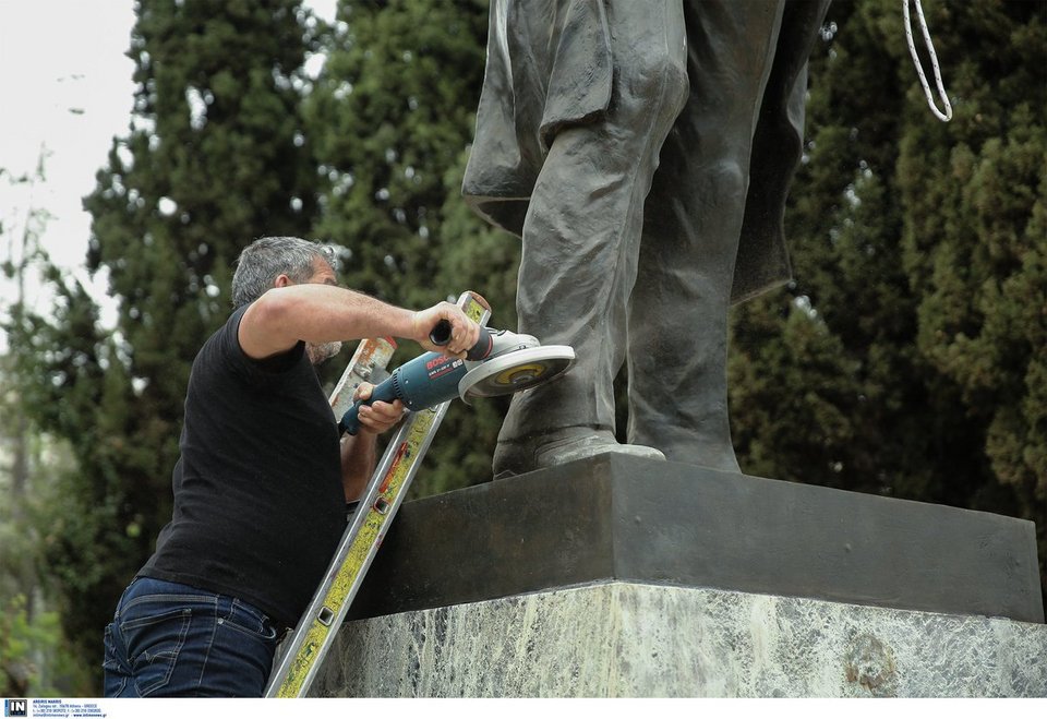 Βίντεο: Ξύλο ΜΑΤ σε διαδηλωτές στο αντιπολεμικό συλλαλητήριο -Προσπαθούσαν να γκρεμίσουν το άγαλμα Τρούμαν | iefimerida.gr 3