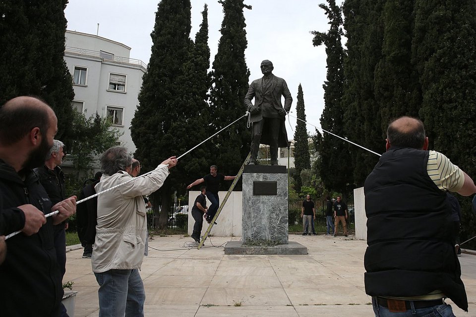 Εγιναν viral οι αριστεροί διαδηλωτές που πήγαν να γκρεμίσουν το άγαλμα Τρούμαν  [εικόνες] | iefimerida.gr 5