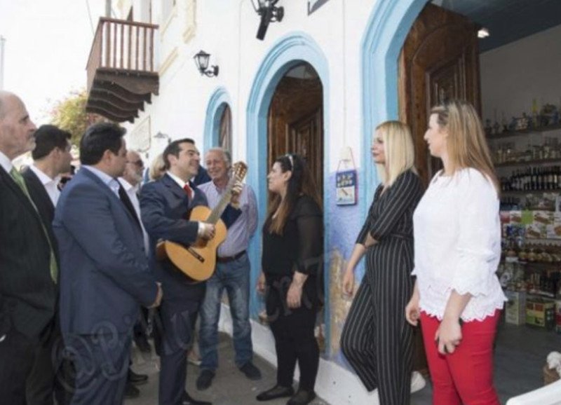  Στα τουρκικά ΜΜΕ η φωτογραφία του Τσίπρα με τη νεαρή ξανθιά στο Καστελόριζο [εικόνες] | iefimerida.gr 1