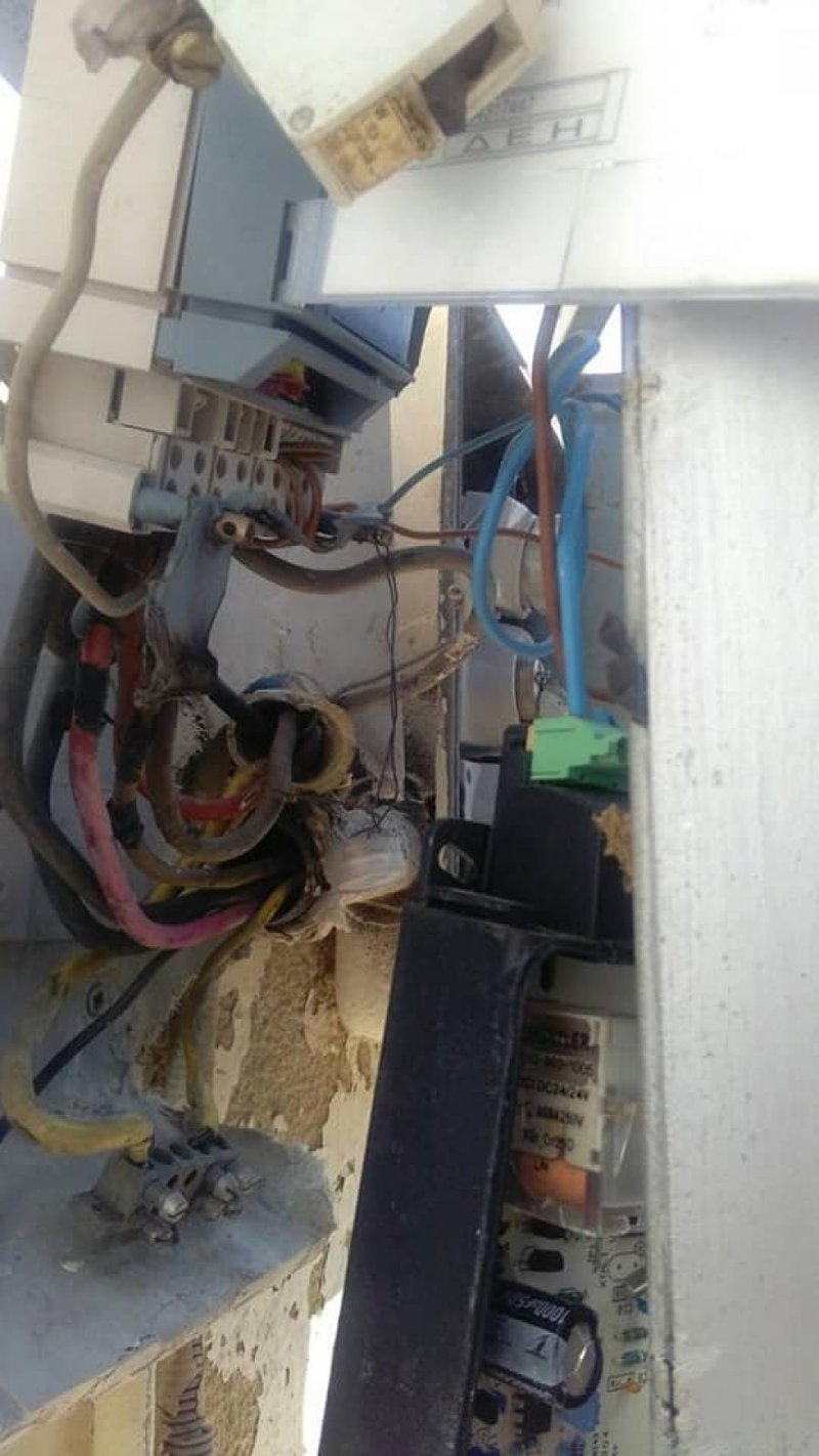 Βανδάλισαν εκκλησία στη Χίο -Ανατίναξαν από λούκια ως το ρολόι της ΔΕΗ! [εικόνες] | iefimerida.gr 0