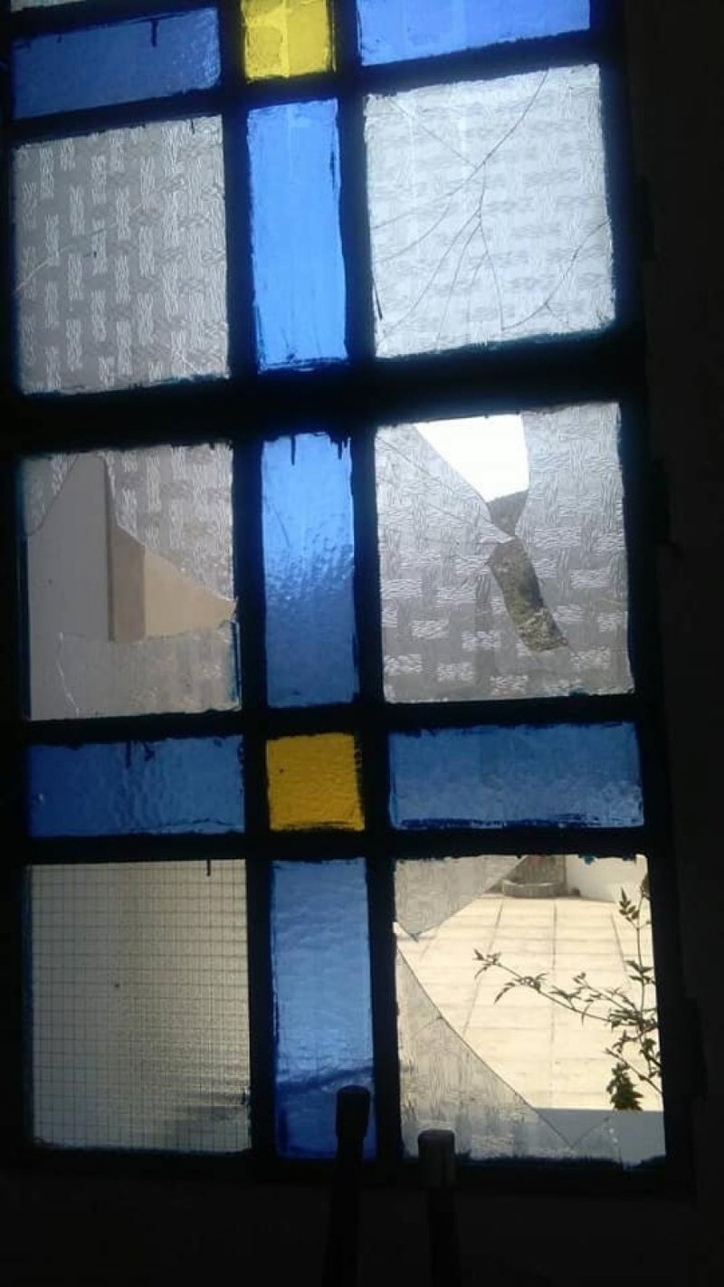 Βανδάλισαν εκκλησία στη Χίο -Ανατίναξαν από λούκια ως το ρολόι της ΔΕΗ! [εικόνες] | iefimerida.gr 1