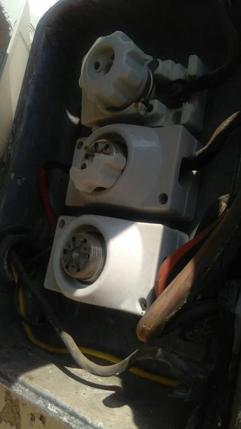 Βανδάλισαν εκκλησία στη Χίο -Ανατίναξαν από λούκια ως το ρολόι της ΔΕΗ! [εικόνες] | iefimerida.gr 4