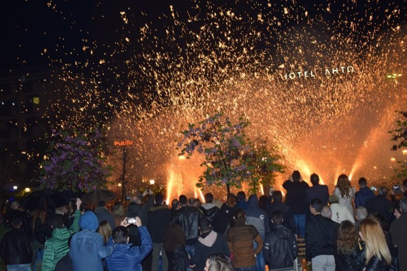 Φαντασμαγορικά και φέτος τα χαλκούνια -Εκαναν τη νύχτα μέρα στο Αγρίνιο [εικόνες & βίντεο] | iefimerida.gr 2