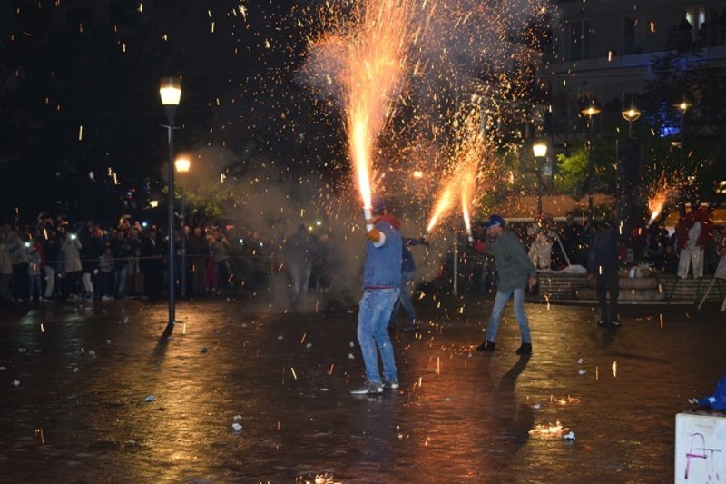 Φαντασμαγορικά και φέτος τα χαλκούνια -Εκαναν τη νύχτα μέρα στο Αγρίνιο [εικόνες & βίντεο] | iefimerida.gr 1