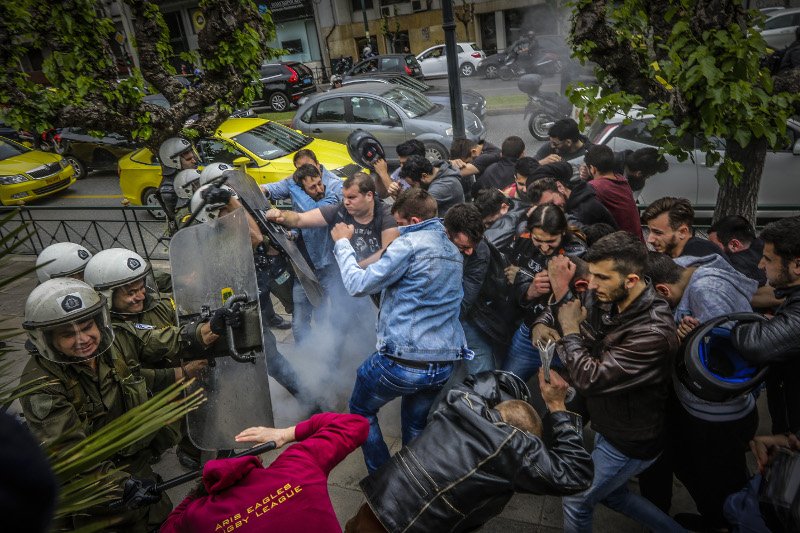 Βίντεο: Ξύλο ΜΑΤ σε διαδηλωτές στο αντιπολεμικό συλλαλητήριο -Προσπαθούσαν να γκρεμίσουν το άγαλμα Τρούμαν | iefimerida.gr 0