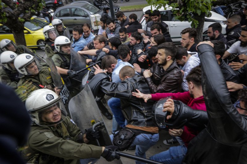 Βίντεο: Ξύλο ΜΑΤ σε διαδηλωτές στο αντιπολεμικό συλλαλητήριο -Προσπαθούσαν να γκρεμίσουν το άγαλμα Τρούμαν | iefimerida.gr 1