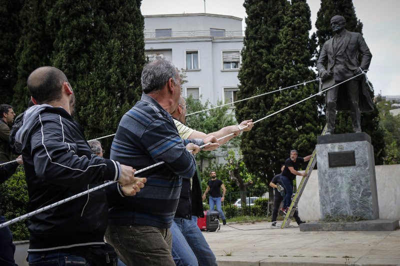 Βίντεο: Ξύλο ΜΑΤ σε διαδηλωτές στο αντιπολεμικό συλλαλητήριο -Προσπαθούσαν να γκρεμίσουν το άγαλμα Τρούμαν | iefimerida.gr 2