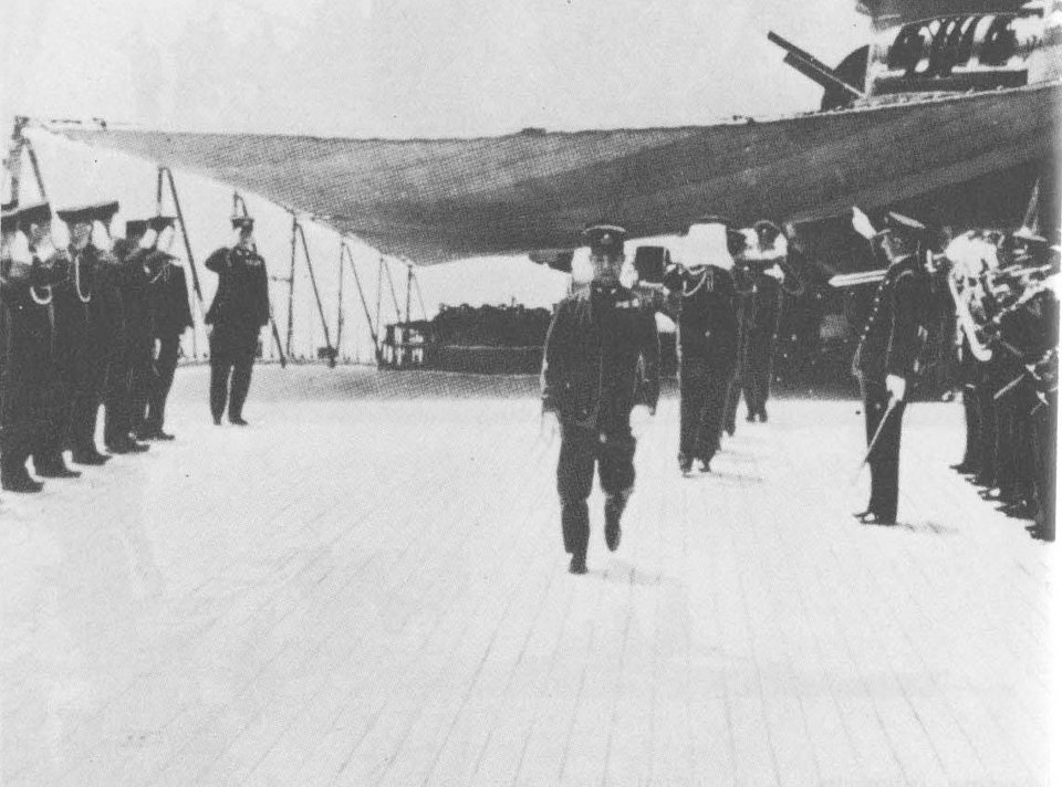Η επιστροφή της τέφρας του Γιαμαμότο με το πολεμικό πλοίο Μουσάσι στην Ιαπωνία, στις 23 Μαϊου 1943 (Φωτογραφία: Wikipedia)