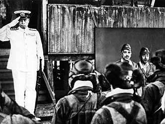 O Ναύαρχος Ισορόκου Γιαμότο χαιρετά πιλότους του Ιαπωνικού πολεμικού Ναυτικού στις 18 Απριλίου του 1943, λίγες ώρες πριν το θάνατό του (Φωτογραφία: Wikipedia)