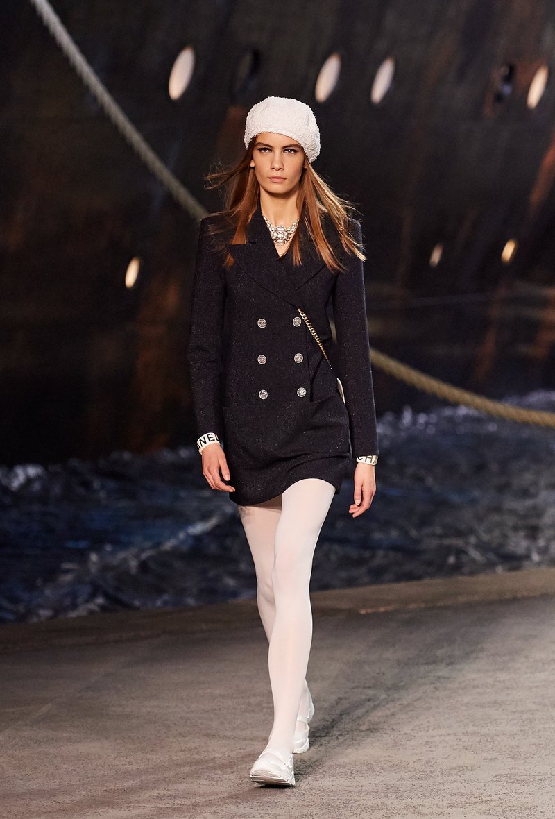 Η Chanel έφτιαξε λιμάνι και έφερε κρουαζιερόπλοιο καταμεσής του Παρισιού -Ναύτης στο La Pausa η Τζίτζι Χαντίντ [εικόνες & βίντεο] | iefimerida.gr 24