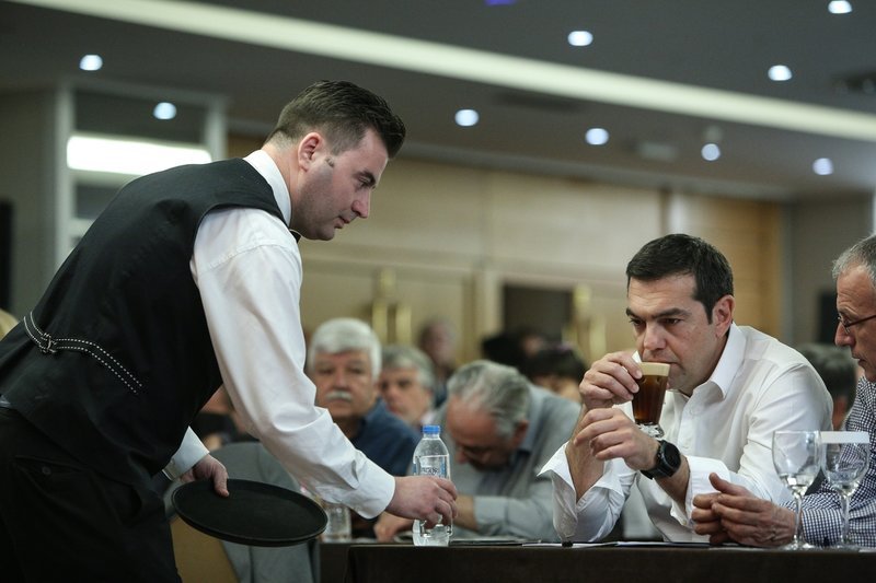 Ο πρψθυπουργός μόλις παραλαμβάνει τον καφέ του, χωρίς καλαμάκι!