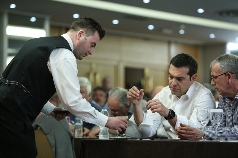 Τσίπρας αλά Κάρολος: Απόλαυσε φρέντο εσπρέσσο χωρίς καλαμάκι [εικόνες] | iefimerida.gr 2