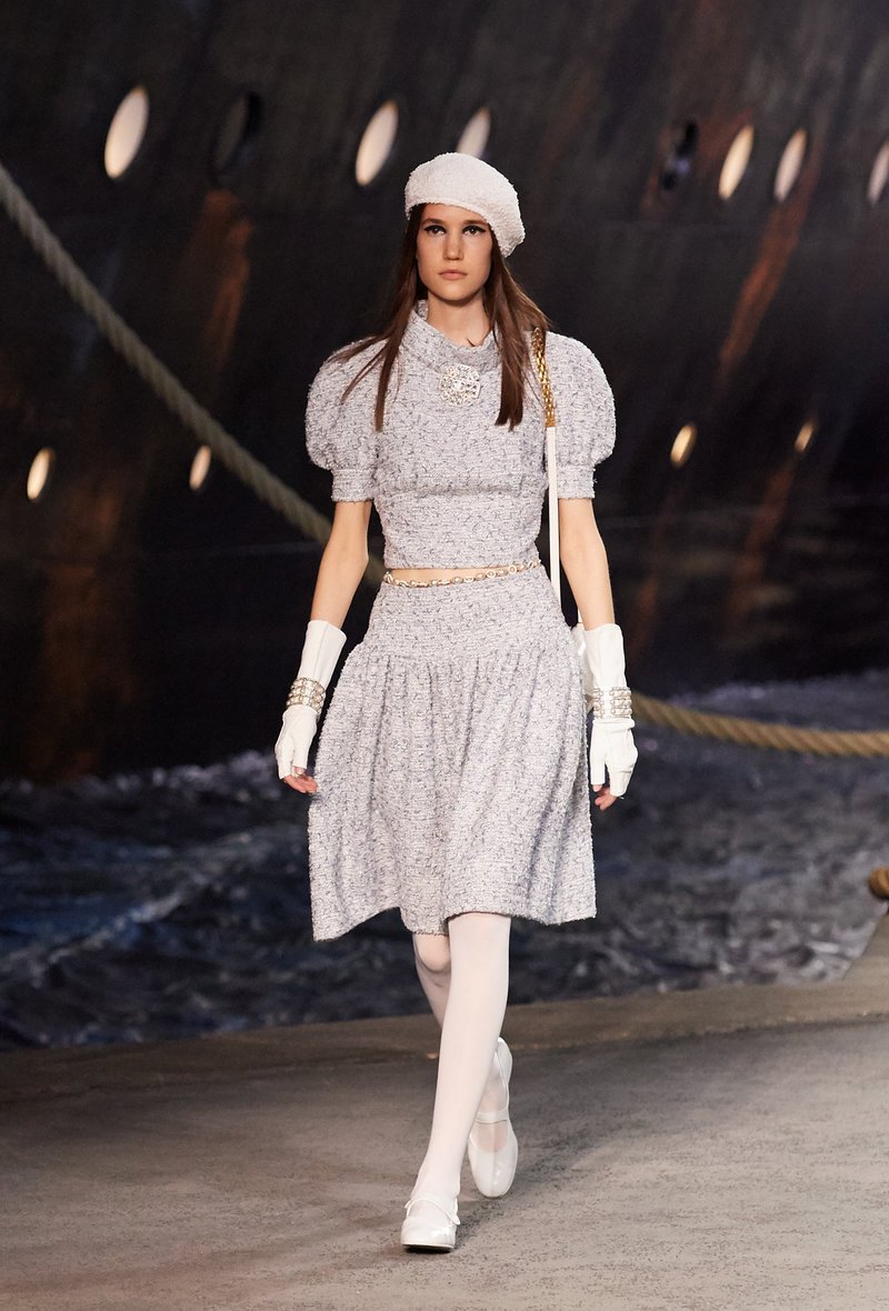 Η Chanel έφτιαξε λιμάνι και έφερε κρουαζιερόπλοιο καταμεσής του Παρισιού -Ναύτης στο La Pausa η Τζίτζι Χαντίντ [εικόνες & βίντεο] | iefimerida.gr 19