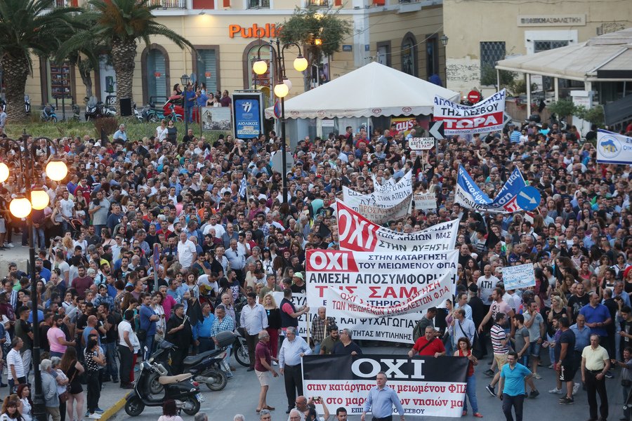 «Βούλιαξε» η Λέσβος από αγανακτισμένους κατά Τσίπρα [εικόνες & βίντεο] | iefimerida.gr 8