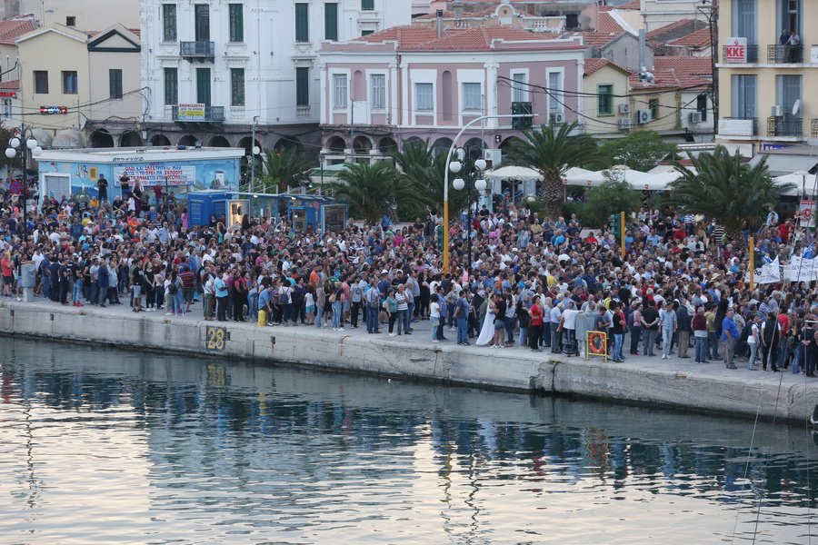 «Βούλιαξε» η Λέσβος από αγανακτισμένους κατά Τσίπρα [εικόνες & βίντεο] | iefimerida.gr 9