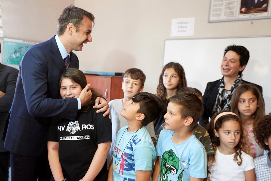 Ο Μητσοτάκης παίζει μπάσκετ στην Ιμβρο με μαθητές σχολείου [εικόνες] | iefimerida.gr 1