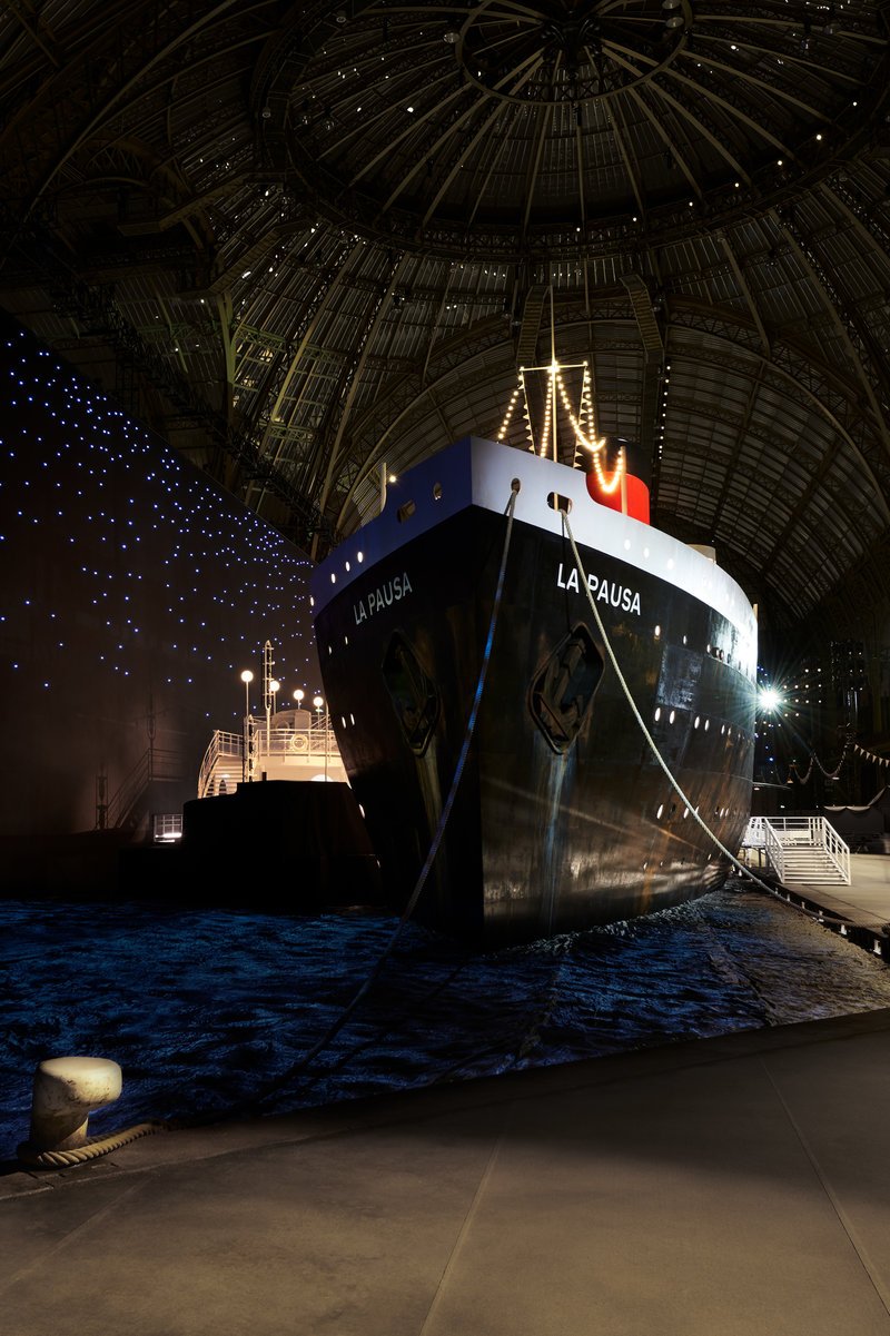 Η Chanel έφτιαξε λιμάνι και έφερε κρουαζιερόπλοιο καταμεσής του Παρισιού -Ναύτης στο La Pausa η Τζίτζι Χαντίντ [εικόνες & βίντεο] | iefimerida.gr 2