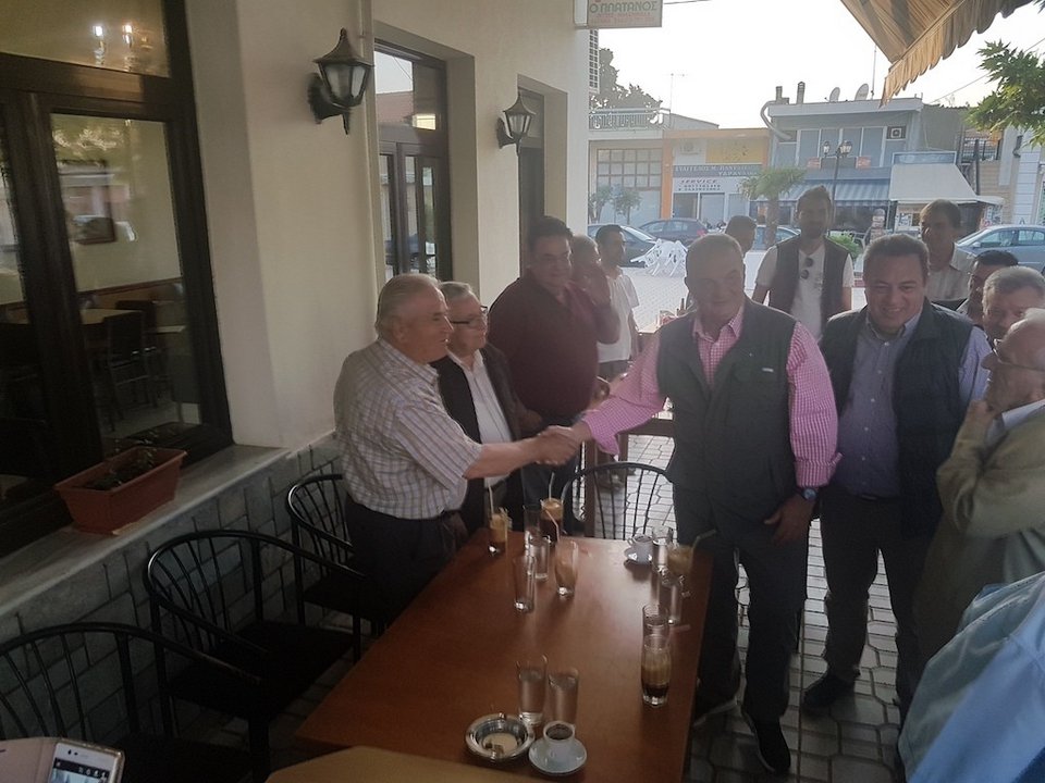 Με γκλίτσα και αθλητικά στο αρχαίο θέατρο Μαρώνειας ο Κώστας Καραμανλής [εικόνες] | iefimerida.gr 16